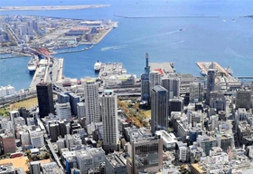 ＪＲ三宮駅南側の神戸・三宮界隈。左奥にはポートアイランド、その手前には「みなとのもり公園」の芝生が見える＝２０１９年４月