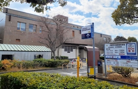 神戸市民への貸し出しを認めていない芦屋市立図書館の本館＝芦屋市伊勢町