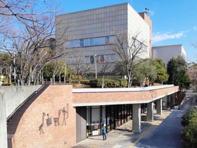 隣接市町民が利用できる神戸市立中央図書館＝神戸市中央区楠町７