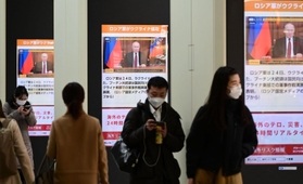 ロシアのウクライナ侵攻を伝えるサイネージ看板＝２４日夜、神戸市中央区、ＪＲ三ノ宮駅