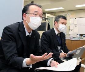 新型コロナウイルスのワクチン３回目接種を促すため、接種券なしで接種をする高齢者施設などの事務を代行すると発表した兵庫県の今後元彦参事（左）＝２４日午後、兵庫県庁