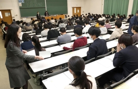 国公立大の２次試験が始まり、会場で試験開始を待つ受験生＝２５日午前、神戸市灘区鶴甲１、神戸大（撮影・小林良多）