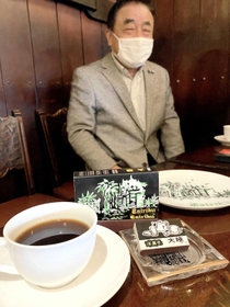 喫茶店の必需品だったマッチを懐かしむ「茶房　大陸」の岡本一さん＝姫路市綿町