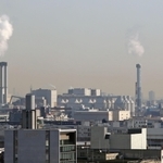 営業運転を始め、煙を排出する神戸発電所３号機の煙突。左はすでに稼働している１、２号機の煙突＝１日午前、神戸市中央区東川崎町１から（撮影・山崎　竜）