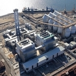 並び立つ神戸発電所３号機（右）と４号機（左）。３号機は営業運転が始まり、４号機は建設中＝１月２２日、神戸市灘区灘浜東町２（撮影・小林良多）
