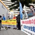 神戸発電所３号機の営業運転開始に抗議する住民ら＝１日午後、神戸市灘区永手町４（撮影・坂井萌香）