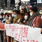 横断幕を持ち、支援を求めるミャンマー出身者ら＝１日午後、神戸市中央区三宮町１（撮影・坂井萌香）