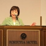 スポーツが持つ力をテーマに講演する増田明美さん＝神戸ポートピアホテル