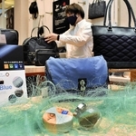 漁網を再利用した素材で作ったかばん。ＳＤＧｓを意識した地場産業の取り組みだ
