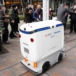 弁当を載せて配送するロボット＝東京都千代田区