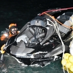 波消ブロックに衝突し、大破した水上バイクを調べる海上保安庁の潜水士＝２０２１年９月１５日、淡路市岩屋