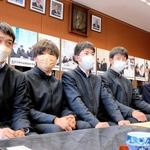 近畿農政局の表彰を受けた（左から）下川智也さん、三輪大志朗さん、古川雄也さん、丸山蒼生さん、大久保由璃杏さん＝東洋大付属姫路高校