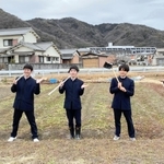 ３年間耕してきた畑に立つ部員たち