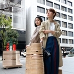 決められたルートを自動走行するゲキダンイイノ社製の新型モビリティ＝神戸市中央区浪花町（撮影・長嶺麻子）
