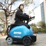 テムザック社製の低速小型モビリティ＝同区加納町５（撮影・長嶺麻子）