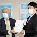 「ひょうごビジョン２０５０」を斎藤元彦知事（右）に答申する長期ビジョン審議会の五百旗頭真会長＝兵庫県庁