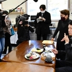 休暇先で仕事をする「ワーケーション知事室」を初めて行った斎藤元彦知事。地元の食材で昼食を取り、住民らと触れ合った＝昨年１２月、兵庫県多可町