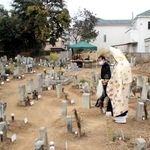 共同墓地で営まれた閉眼供養。２９９基の墓の多くが寺院墓地などに改葬された＝２０２１年１０月３０日、兵庫県播磨町上野添