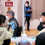 ３回目となる新型コロナのワクチン接種をする人たち＝１月２９日、神戸市兵庫区御崎町１、ノエビアスタジアム神戸