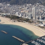 海側から見た須磨海岸。隣接する海浜公園の刷新に合わせ、再整備に乗り出す＝神戸市須磨区（撮影・小林良多）