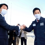 関西の成長戦略で連携を確認する兵庫県の斎藤元彦知事（左）と大阪府の吉村洋文知事＝昨年１２月、西宮市の新西宮ヨットハーバー