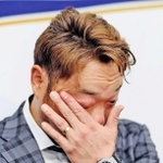 引退会見で涙ぐむオリックス・小谷野栄一選手＝京セラドーム大阪（２０１８年９月）