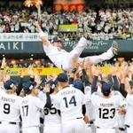 ナインから胴上げされるオリックス・小谷野栄一選手＝京セラドーム大阪（２０１８年１０月）