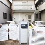 住むはずだった自宅の前に立つ男性。玄関前に使っていない車を置いている＝神戸市灘区（撮影・吉田敦史、画像の一部を加工しています）
