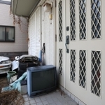住むはずだった自宅。玄関前に使っていない車を置いている＝神戸市灘区（撮影・吉田敦史）