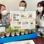 熱湯とシリコーンを使った除草方法のマニュアルを作った兵庫県西宮土木事務所の職員ら＝西宮市内