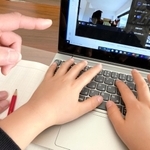 学級閉鎖でオンライン授業を受ける子ども。低学年では親の付き添いが求められている＝神戸市内