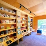 建築士が空き家を改修した私設図書館「世界のはしっこ　Ｂｏｏｋｓ＆Ｆｉｅｌｄ」の内部＝神戸市垂水区塩屋町２（提供写真）