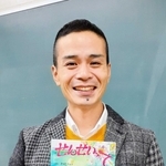 「運動場で遊ぶと叱った子も一緒になってチャラになるのがいいんです」と作品を手に笑う松下先生＝大阪市北区、豊仁小学校