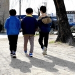 休日に友人と公園で過ごす小学生＝神戸市灘区（撮影・坂井萌香）