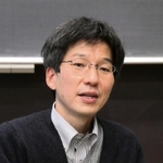 片田孫朝日教諭。自身の名字には、在日朝鮮人である母の名字「孫」も入れている