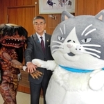 河童妖怪のガジロウ（左）と尾崎吉晴町長（中央）と記念写真を撮るマル＝兵庫県福崎町南田原、福崎町役場