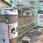 ＪＲ舞子駅の南側に設置された灰皿。近くには「路上喫煙禁止」の看板も＝神戸市垂水区東舞子町