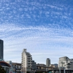 うろこ状の雲が広がった神戸市内の空＝９日午後４時２分、神戸市中央区