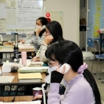 新型コロナ健康相談コールセンターで対応に追われる看護師＝神戸市中央区中山手通５