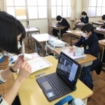 自宅で学習する児童に、授業の様子をライブ配信しながら進められる授業＝川西市久代３、川西南中学校（撮影・吉田敦史）