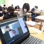 感染不安などで登校できない生徒向けにビデオ会議システムを使いながら授業を進める学級＝川西市久代３、川西南中学校（撮影・吉田敦史）