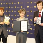 「こども本の森　神戸」名誉館長の委嘱状を手にする竹下景子さん（中央）と安藤忠雄さん（左）、久元喜造神戸市長＝１０日午後、神戸市役所（撮影・辰巳直之）