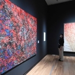 黒い壁が今井俊満の絵画を引き立てている＝大阪市北区中之島４、大阪中之島美術館（撮影・坂井萌香）