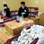 自宅療養者向けの支援セットを箱詰めにする事業者＝神戸市内