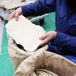 日本酒のもろみを搾って酒と分離された酒かす＝兵庫県香美町香住区小原、香住鶴