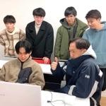 オンラインで小中学生と「授業」をする大学生ら＝東京都内（山田教授提供）