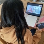 画面に向き合う小学生（山田教授提供）