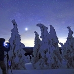 夜明け前の空に、天の川と金星が輝く。氷ノ山山頂付近にモンスターが現れた＝１２日午前５時４０分、養父市（長時間露光で撮影）