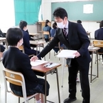昨年実施された兵庫県立高校の推薦入試＝２０２１年２月、神戸市内