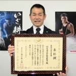 農林水産大臣賞を受賞し、表彰状を手にする明石浦漁協の戎本裕明組合長＝明石市中崎１